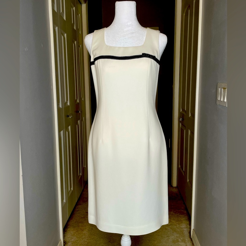 Casual white with black details dress.